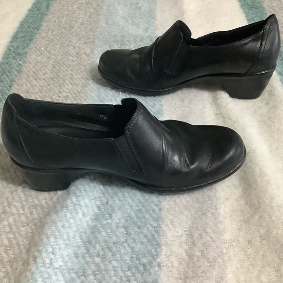 Clarks black shoes size 7W - Picture 4 of 8